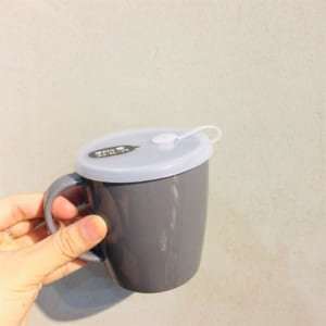 Cốc uống nước có lỗ cắm ống hút 300ml-màu nâu