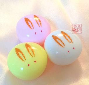 Nước hoa khô Maiko-san hình thỏ ngọc hũ 8g (3 mùi) (Vàng-Hoa mộc) - Lọ